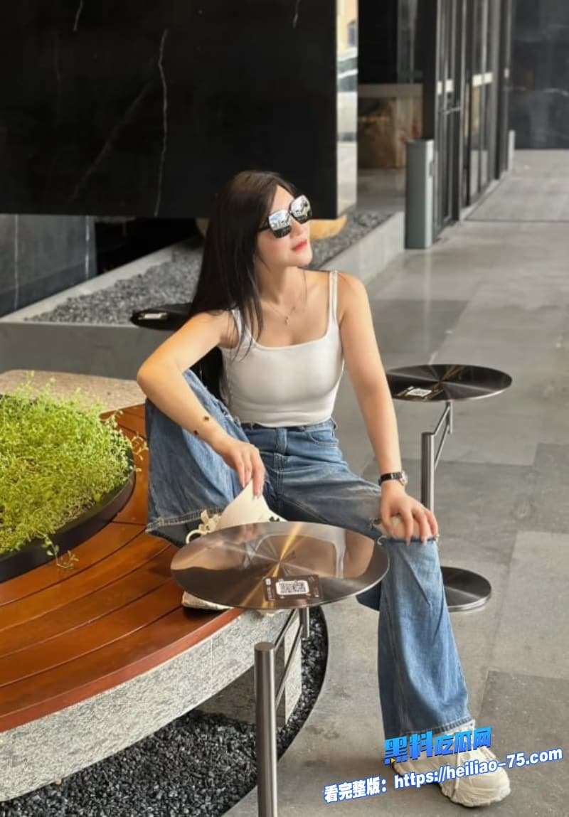 绿帽老公灌醉白虎老婆后叫同事酒店群P她黑丝跪舔浪叫求操太骚了1 绿帽老公灌醉白虎老婆后叫同事酒店群P她黑丝跪舔浪叫求操太骚了1