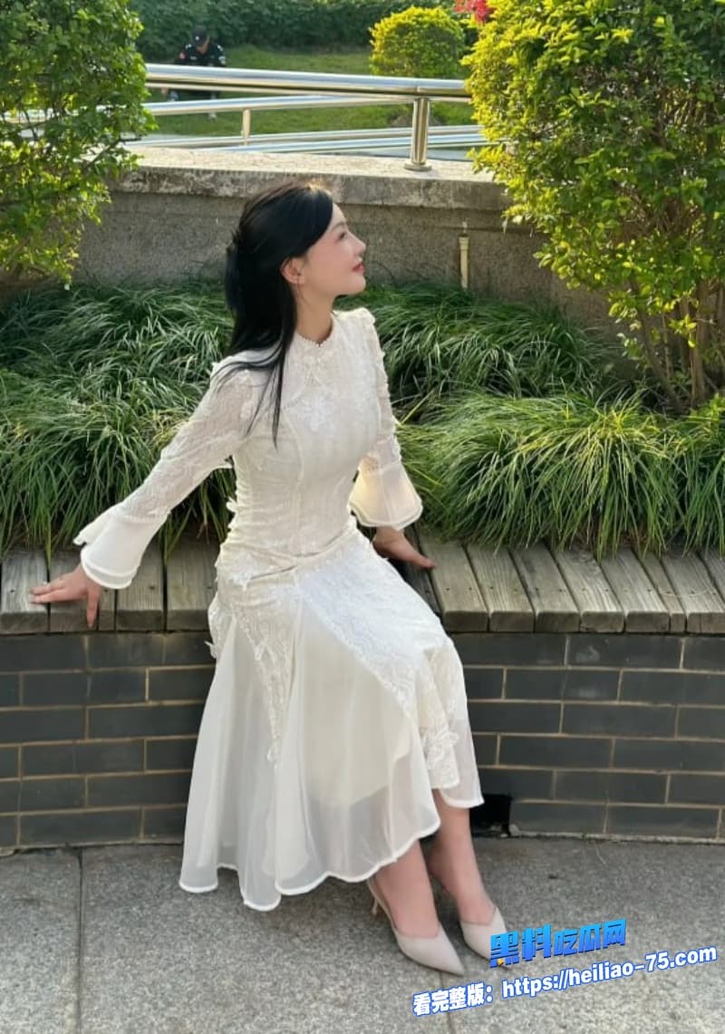绿帽老公灌醉白虎老婆后叫同事酒店群P她黑丝跪舔浪叫求操太骚了3 绿帽老公灌醉白虎老婆后叫同事酒店群P她黑丝跪舔浪叫求操太骚了3