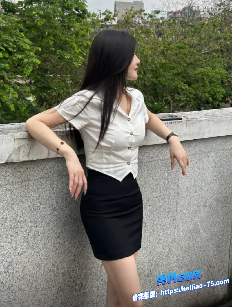 绿帽老公灌醉白虎老婆后叫同事酒店群P她黑丝跪舔浪叫求操太骚了4 绿帽老公灌醉白虎老婆后叫同事酒店群P她黑丝跪舔浪叫求操太骚了4