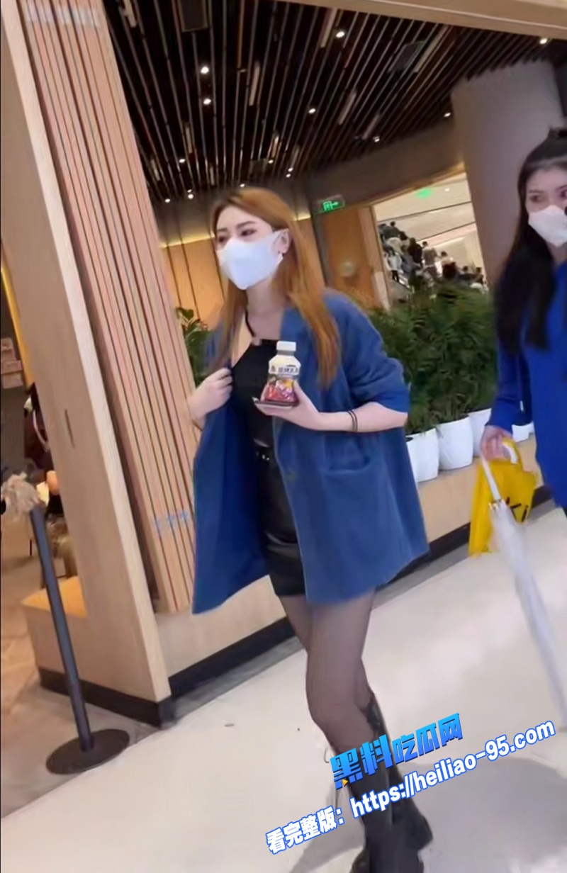 抄底偷拍黑丝短裙口罩极品美女鲍鱼痕迹全露CD小哥再现神级素材4