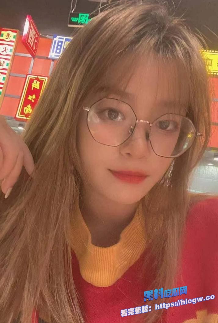眼镜女照片