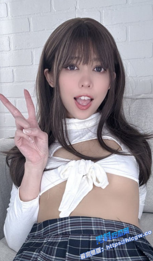 onlyfans极品福利姬 Kittyxkum 穿着白丝学生jk裙 舔自己的脚 抠逼自慰白浆四溢！图1