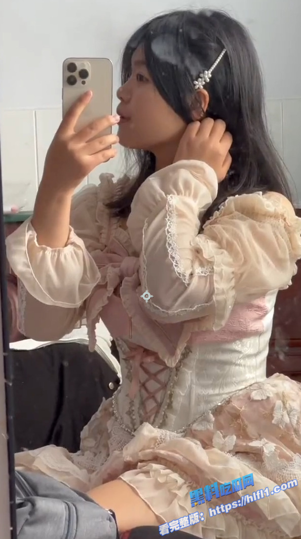 微胖小母狗换上lolita 在镜子前掰开逼自拍 反差吐舌 最喜欢这种小骚货 操起来最爽了！5