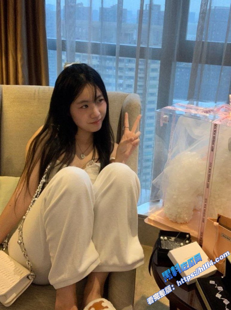 推特白虎萝莉福利姬 悲哀小狗 身材苗条大奶翘臀 掰开蜜穴求操 手搓假屌疯狂淫叫！1