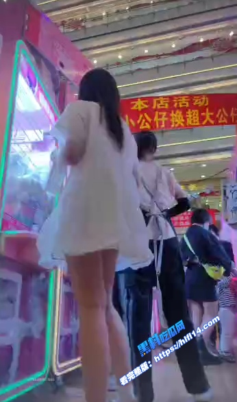 街头抄底偷拍！LBCD系列 夜市偶遇极品御姐，高冷脸白色短裙，透心凉超清楚! 图1
