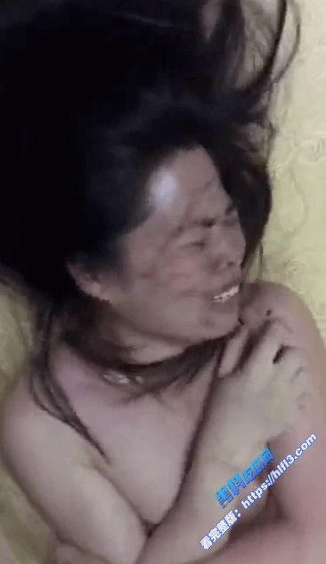 真实捉奸！男女偷情被抓 被老公带人现场暴打 女子拼命护住奸夫 被打的鼻青脸肿！1