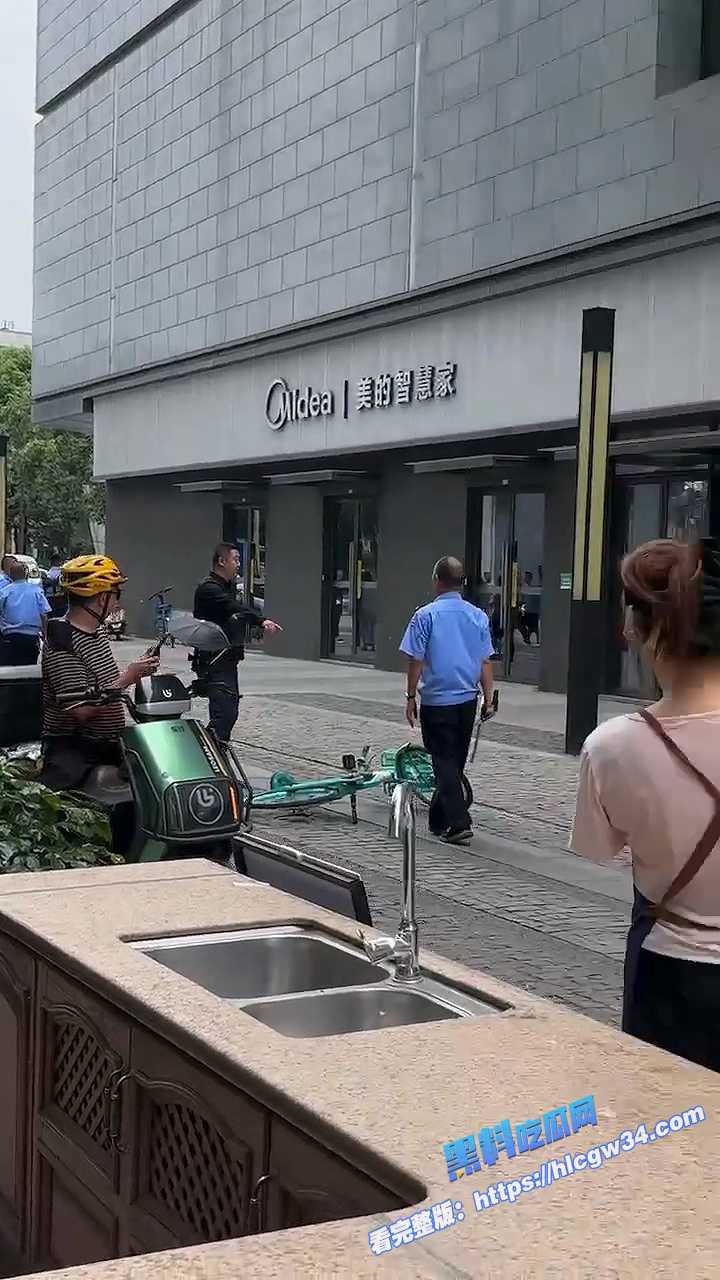血腥慎入！四川成都疑似女方出轨被丈夫知晓 男子当街持刀连续桶刺砍杀 刀都被砍弯了！ 5