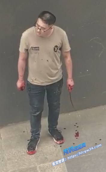 血腥慎入！四川成都疑似女方出轨被丈夫知晓 男子当街持刀连续桶刺砍杀 刀都被砍弯了！ 2