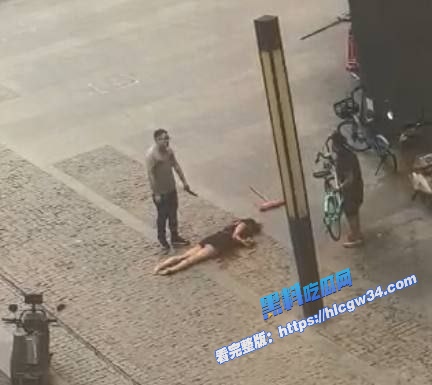 血腥慎入！四川成都疑似女方出轨被丈夫知晓 男子当街持刀连续桶刺砍杀 刀都被砍弯了！ 3