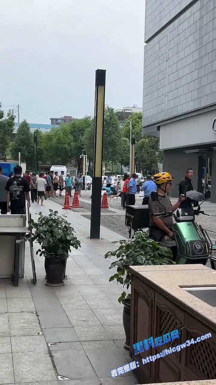 血腥慎入！四川成都疑似女方出轨被丈夫知晓 男子当街持刀连续桶刺砍杀 刀都被砍弯了！ 4