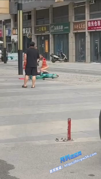血腥慎入！四川成都疑似女方出轨被丈夫知晓 男子当街持刀连续桶刺砍杀 刀都被砍弯了！ 9