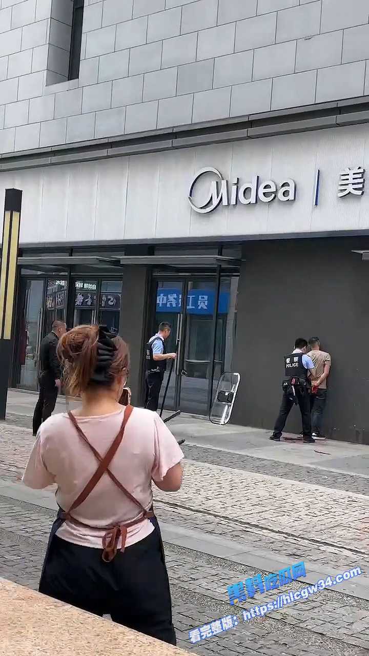 血腥慎入！四川成都疑似女方出轨被丈夫知晓 男子当街持刀连续桶刺砍杀 刀都被砍弯了！ 6