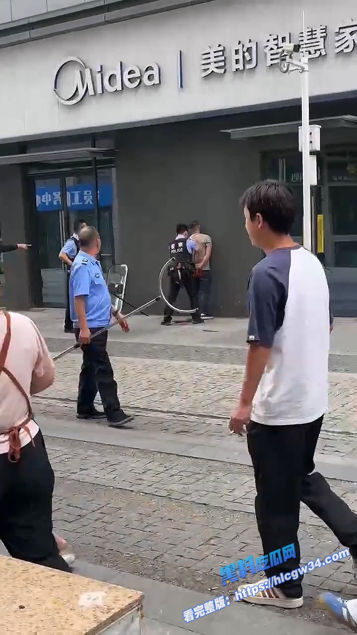 血腥慎入！四川成都疑似女方出轨被丈夫知晓 男子当街持刀连续桶刺砍杀 刀都被砍弯了！ 7