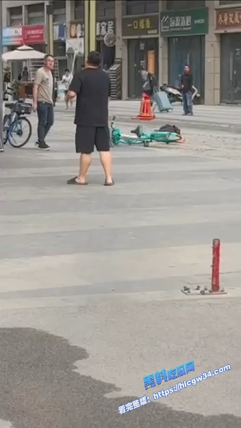血腥慎入！四川成都疑似女方出轨被丈夫知晓 男子当街持刀连续桶刺砍杀 刀都被砍弯了！ 8
