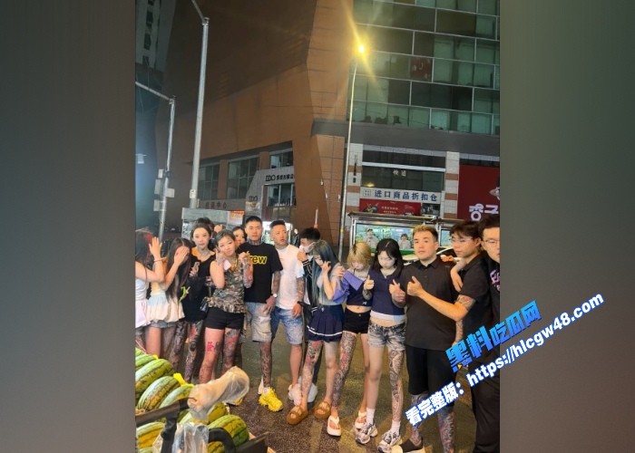 沈阳精神小妹曾经上过一档采访节目被网友扒出在黄播平台直播过小骚穴被大哥暴力输出 图2 沈阳精神小妹曾经上过一档采访节目被网友扒出在黄播平台直播过小骚穴被大哥暴力输出 图2
