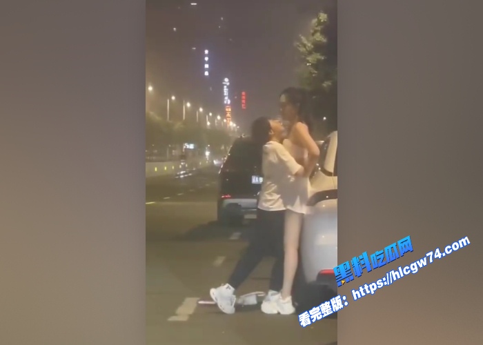 富二代金主包养的模特闹情绪当街吵架妹子情绪激动当街就开始脱衣服情绪特别不稳定拦都拦不住完整版视频流出身材无敌 图2