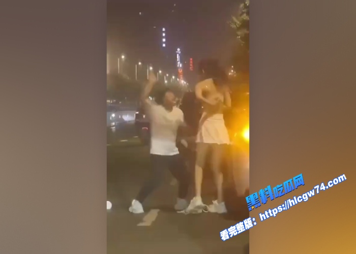 富二代金主包养的模特闹情绪当街吵架妹子情绪激动当街就开始脱衣服情绪特别不稳定拦都拦不住完整版视频流出身材无敌 图3