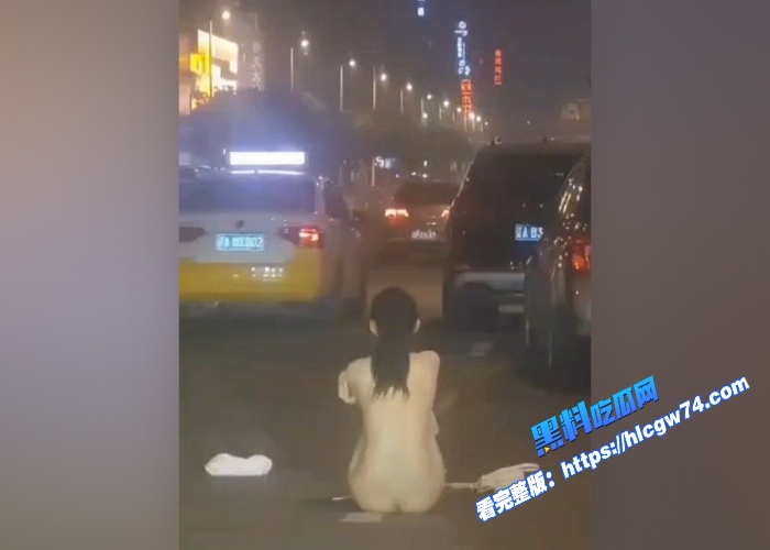 富二代金主包养的模特闹情绪当街吵架妹子情绪激动当街就开始脱衣服情绪特别不稳定拦都拦不住完整版视频流出身材无敌 图6