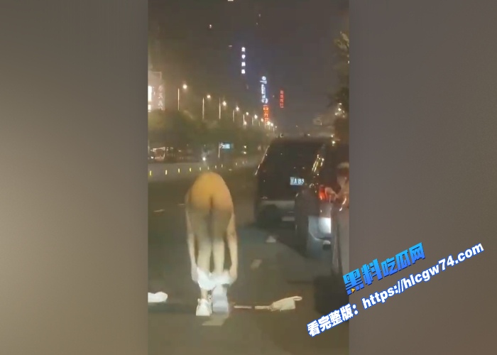 富二代金主包养的模特闹情绪当街吵架妹子情绪激动当街就开始脱衣服情绪特别不稳定拦都拦不住完整版视频流出身材无敌 图9