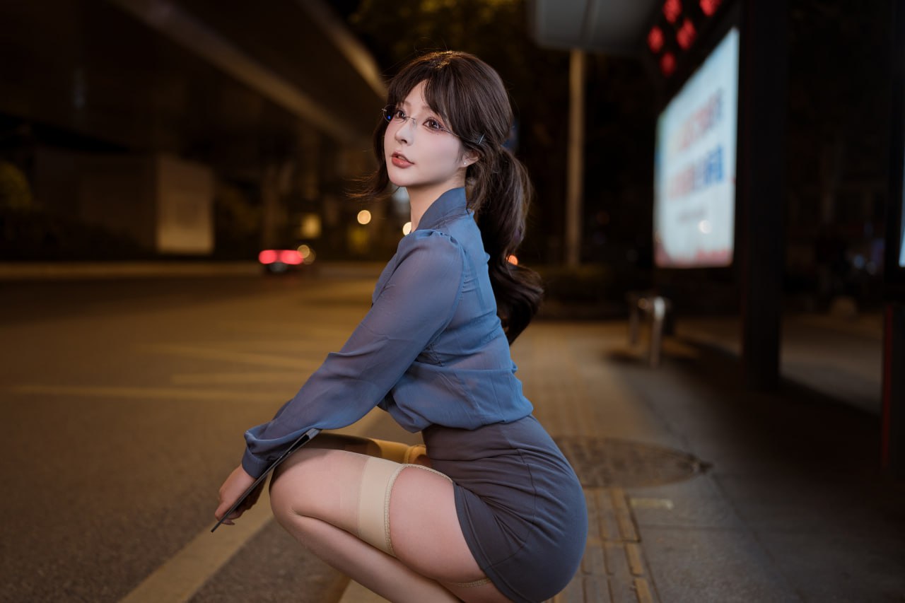 极品身材巨乳 yuuhui玉汇 套图丝袜合集 空无一人的车型展示性感身材！ (17)
