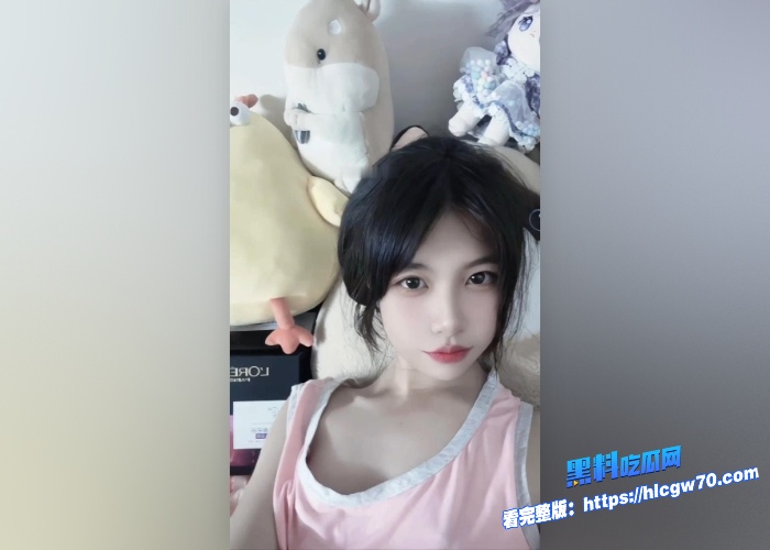 武汉职业技术学院班花在学校淋浴间自拍抠逼视频惨遭室友曝光雪白的肌肤看着真嫩 图2