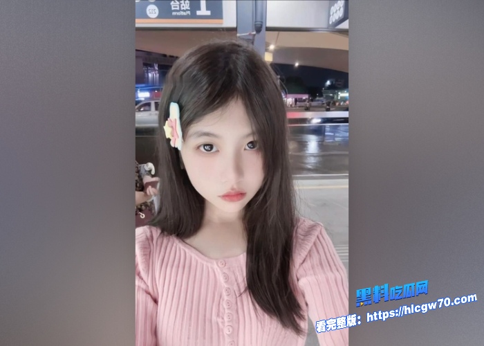 武汉职业技术学院班花在学校淋浴间自拍抠逼视频惨遭室友曝光雪白的肌肤看着真嫩 图1