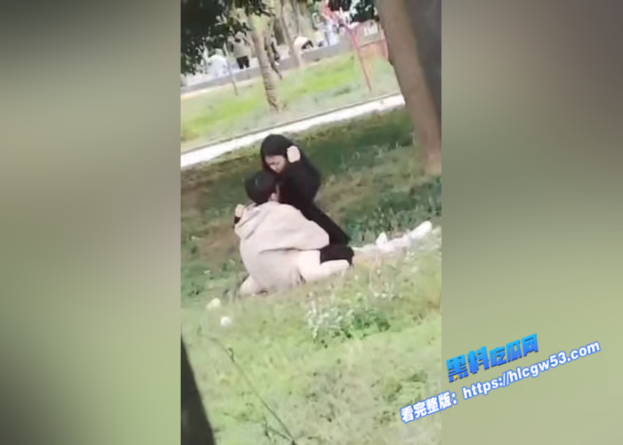 小情侣户外公园野战 旁若无人女上位激情抽插 围观群众拍摄下来 所有人都是他们play的一环6 小情侣户外公园野战 旁若无人女上位激情抽插 围观群众拍摄下来 所有人都是他们play的一环6