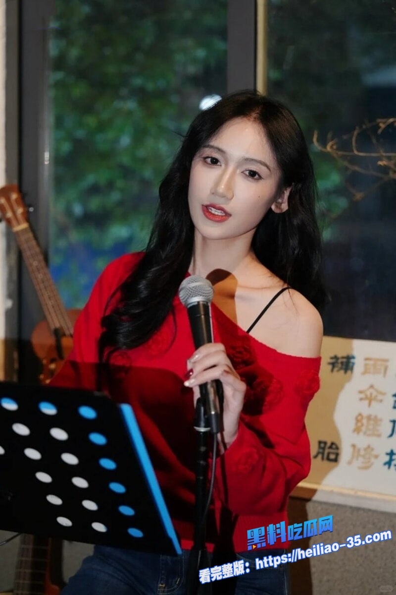 上海酒吧驻唱歌手金文丽与有钱顾客性爱狂欢黑丝裹腿女上疯狂骑乘4 上海酒吧驻唱歌手金文丽与有钱顾客性爱狂欢黑丝裹腿女上疯狂骑乘4