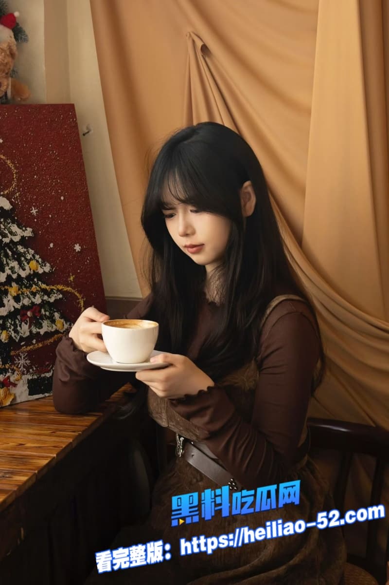 海角兄妹乱伦醉酒巨乳老妹儿浑身红彤彤被哥哥按到床上狂操两对奶子晃爆 12 海角兄妹乱伦醉酒巨乳老妹儿浑身红彤彤被哥哥按到床上狂操两对奶子晃爆 12