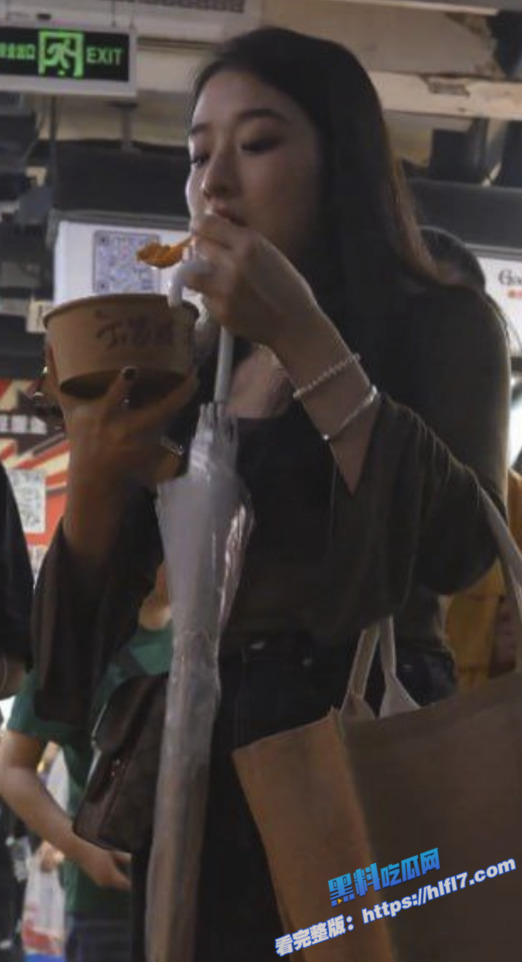 街头抄底偷拍！街头抄底大合集！偷拍大神抄底多位小姐姐内裤 各式内裤供君观看！3