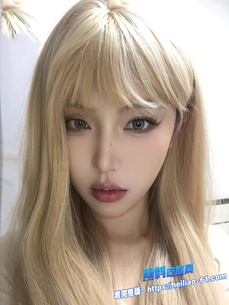 海角母子乱伦趁老爸不在家我和朋友把小妈带到酒店内3P调教极品骚货全程露脸顿时房间内骚气熏天1