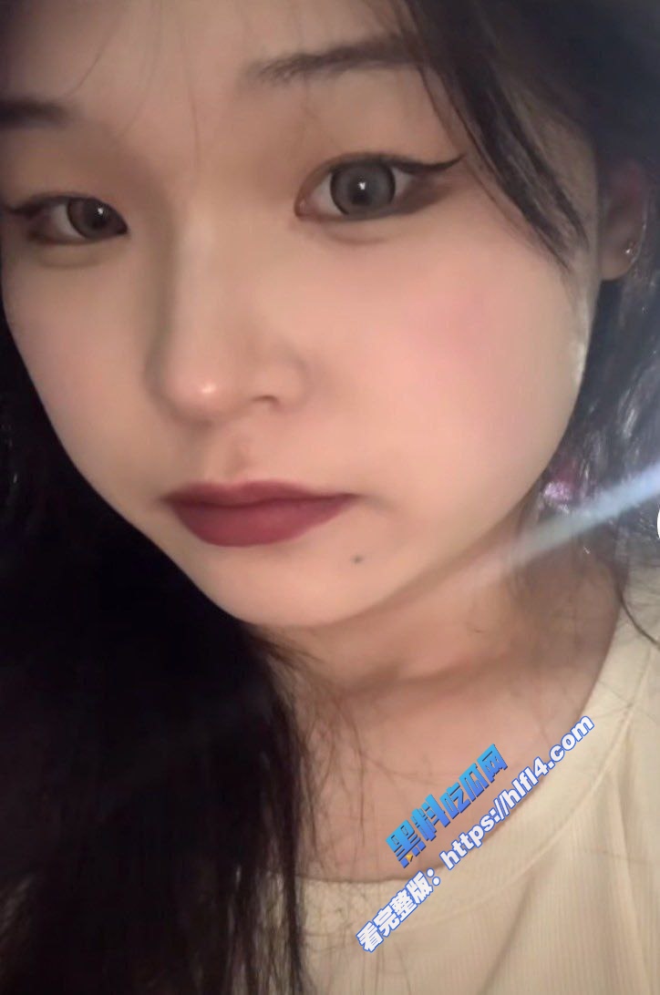 辽宁沈阳反差骚逼女友很单纯可爱 十分爱笑 自慰时候下面阴道分泌好多粘液 图1