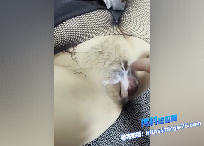 海角乱伦性饥渴亲姐半夜爬上弟弟床淫语挑逗抚摸肉棒最后还要求必须内射太骚了 图10