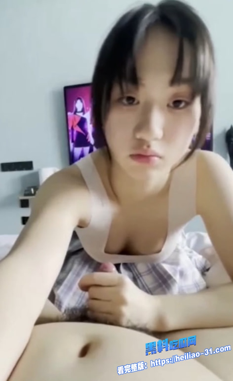 19岁懵懂女儿私下好奇探索清纯少女调皮翘腿玩弄父亲私密部位1