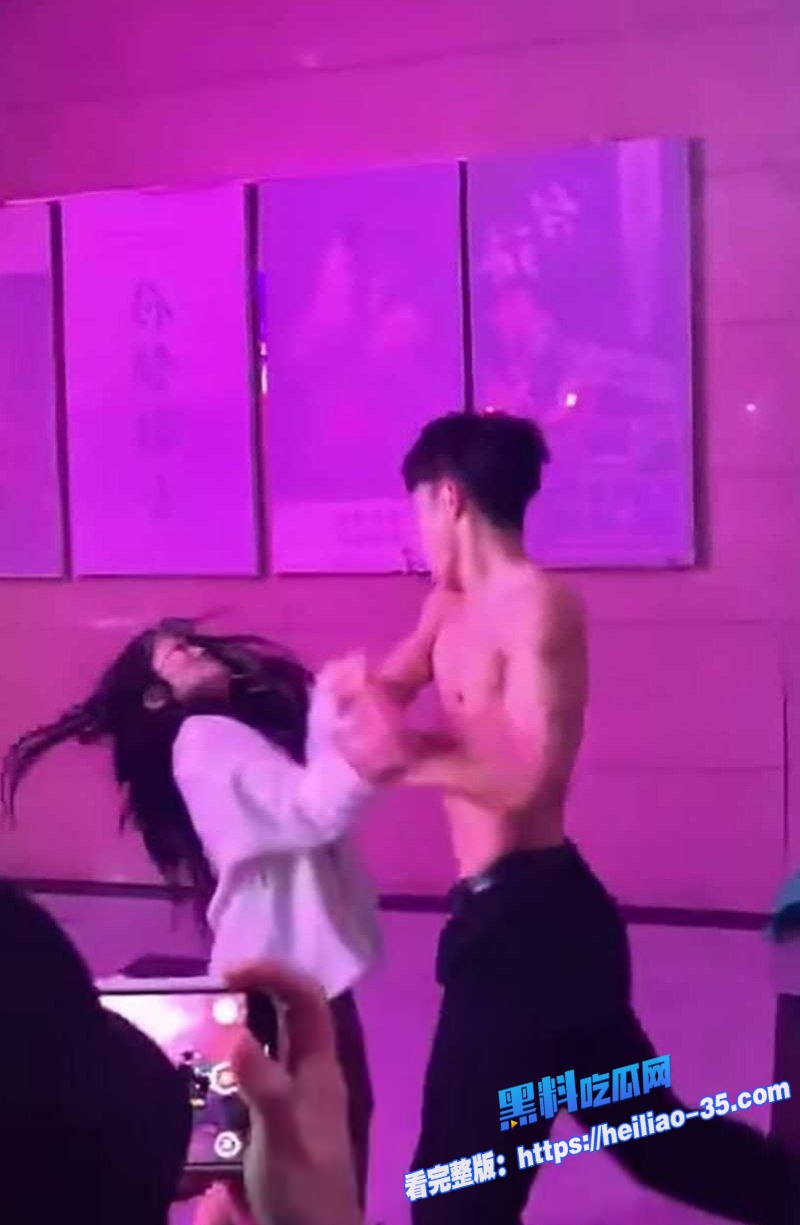 国服泰森精神小伙1V3密室疯狗模式爆打三人连自家女友拉架都一拳误伤1