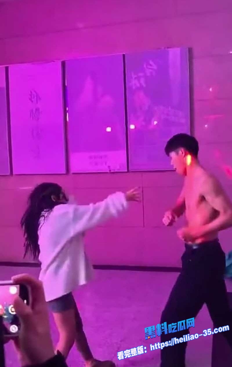 国服泰森精神小伙1V3密室疯狗模式爆打三人连自家女友拉架都一拳误伤2