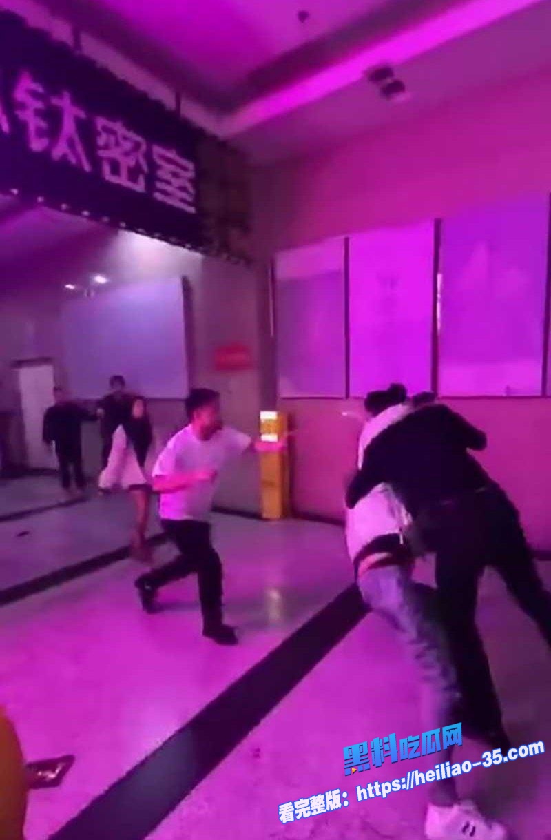 国服泰森精神小伙1V3密室疯狗模式爆打三人连自家女友拉架都一拳误伤3