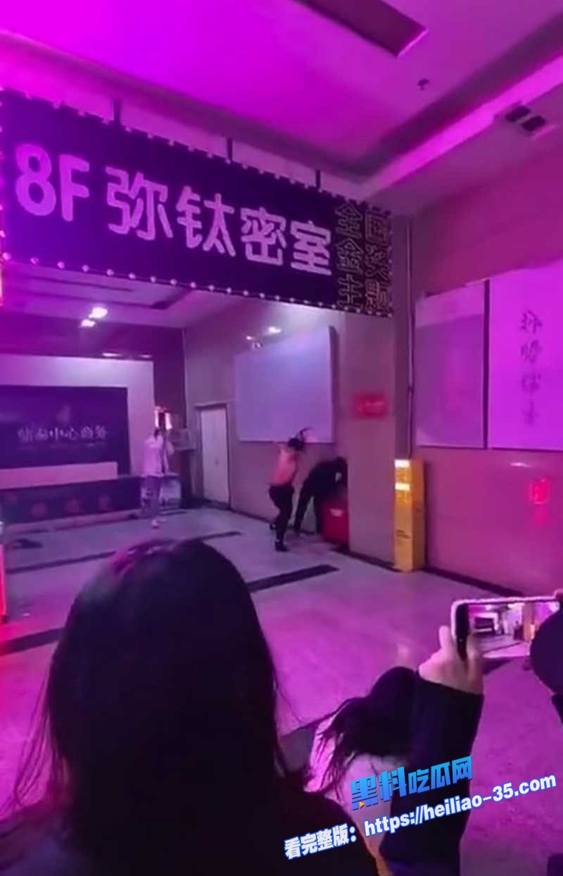 国服泰森精神小伙1V3密室疯狗模式爆打三人连自家女友拉架都一拳误伤4