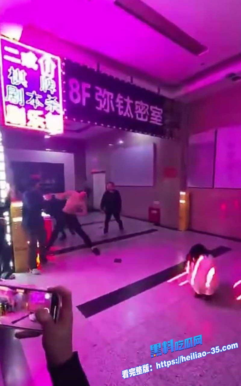 国服泰森精神小伙1V3密室疯狗模式爆打三人连自家女友拉架都一拳误伤5