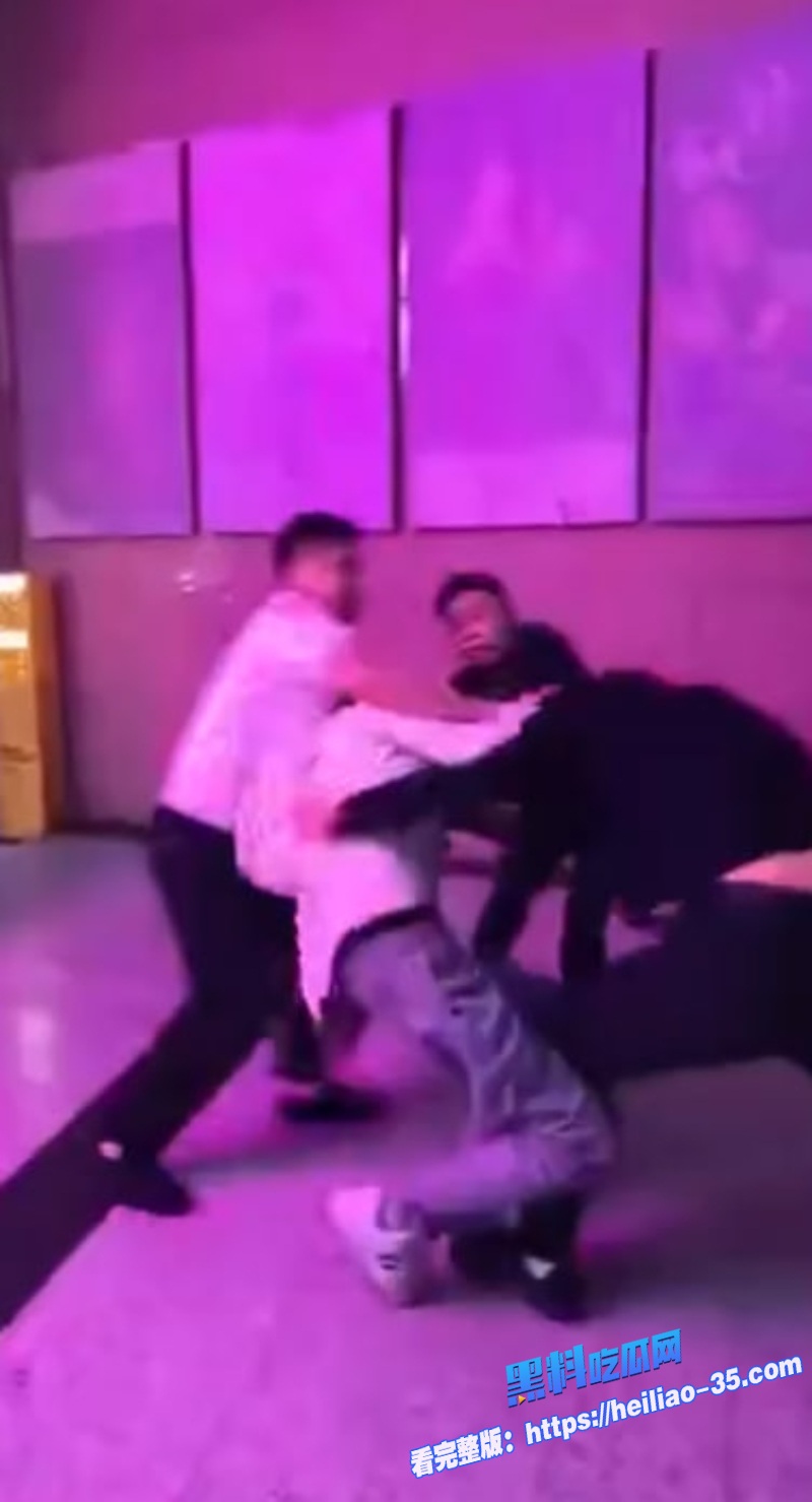 国服泰森精神小伙1V3密室疯狗模式爆打三人连自家女友拉架都一拳误伤6
