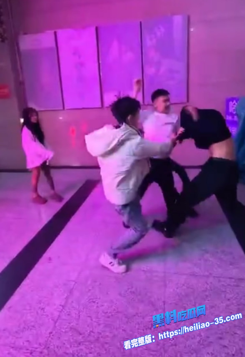 国服泰森精神小伙1V3密室疯狗模式爆打三人连自家女友拉架都一拳误伤7