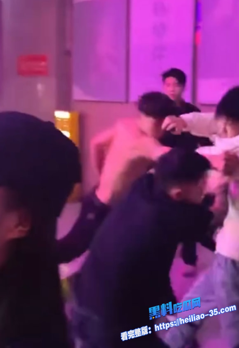 国服泰森精神小伙1V3密室疯狗模式爆打三人连自家女友拉架都一拳误伤8