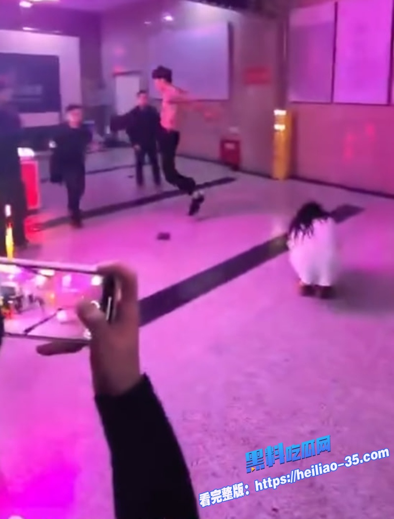 国服泰森精神小伙1V3密室疯狗模式爆打三人连自家女友拉架都一拳误伤9