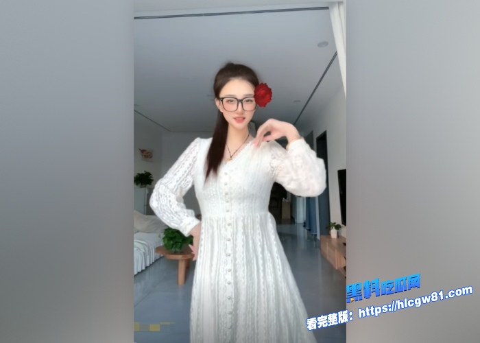 真实父女乱伦国庆假期穿着妈妈的蕾丝包臀裙和高跟鞋与爸爸去爬山诱惑爸爸在山上直接后入骚穴真刺激 图1