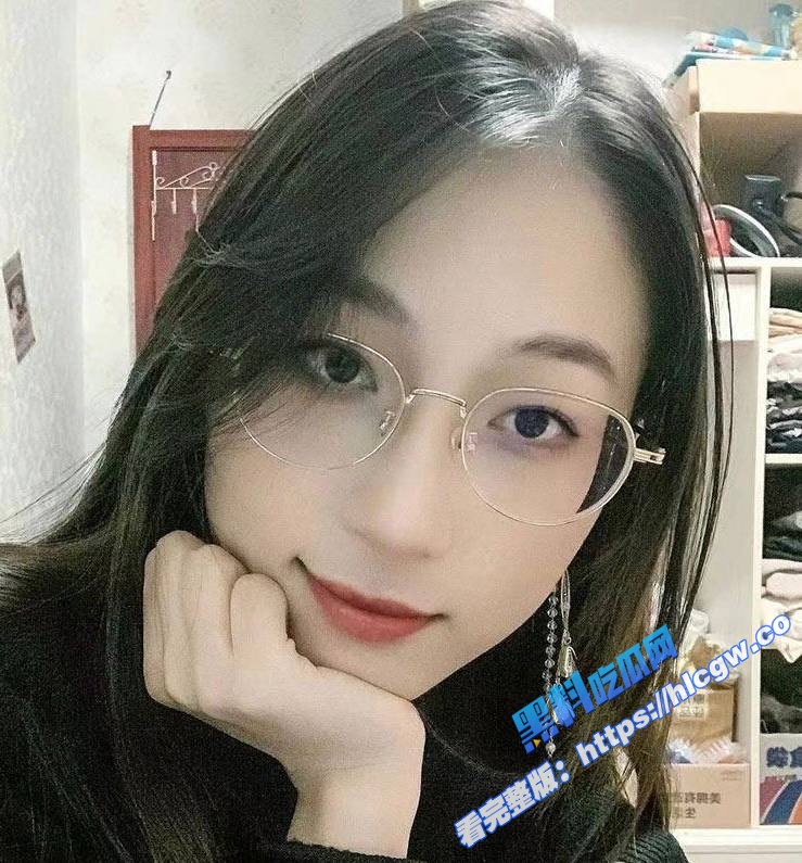 极品眼镜娘反差婊 周怡岑 平常一副生人勿近的御姐气质老师 在床上却骚的像个妓女！1