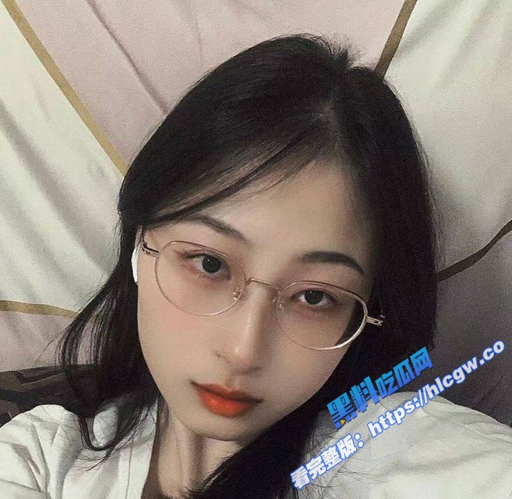 极品眼镜娘反差婊 周怡岑 平常一副生人勿近的御姐气质老师 在床上却骚的像个妓女！5