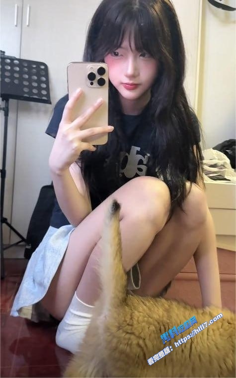 抖音70万粉网红 一只香 顶级福利泄密 清纯少女大长腿蜜桃臀 情趣装秀奶子蛮腰 太勾人！4