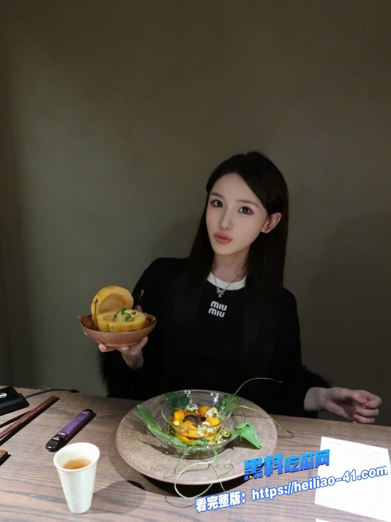宋晓峰女儿 宋之馨被闺蜜孟可佳曝光三亚酒吧点男模约炮瓜友们瞬间炸锅17