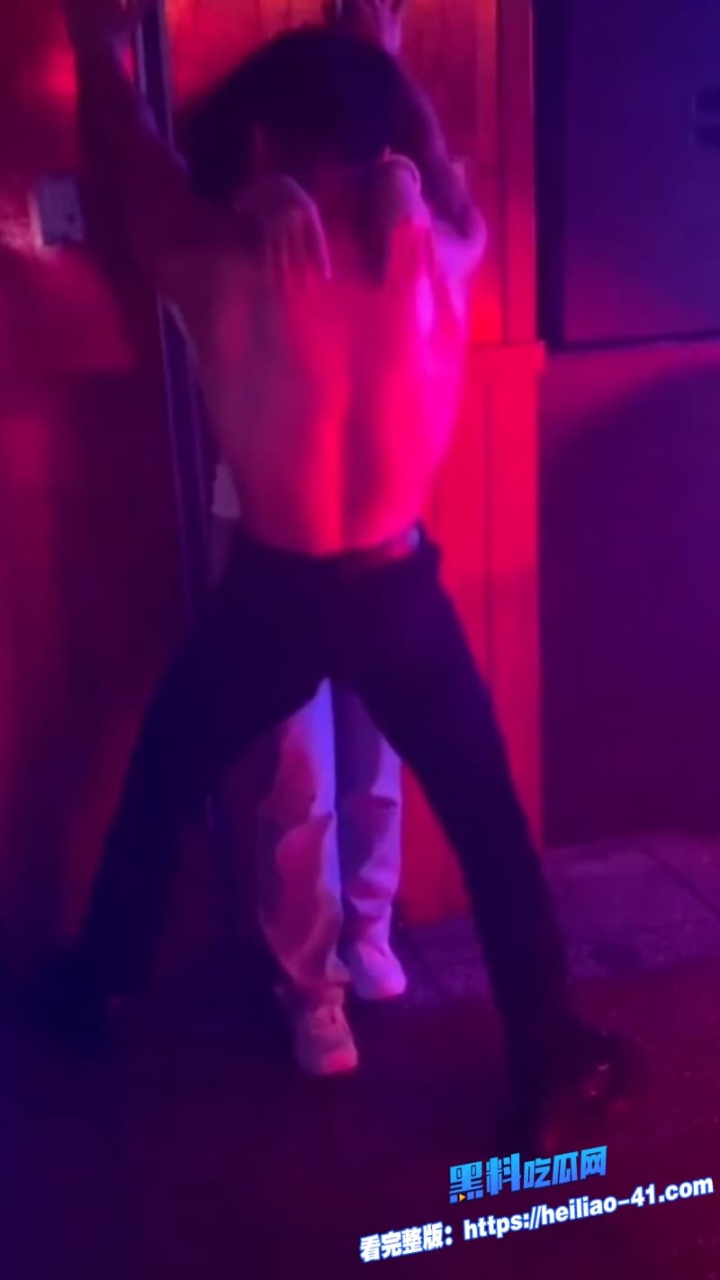 宋晓峰女儿 宋之馨被闺蜜孟可佳曝光三亚酒吧点男模约炮瓜友们瞬间炸锅29