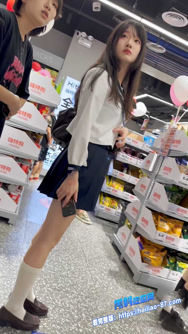 极品JK制服学妹和闺蜜逛街 超翘屁股顶级大长腿 灰色小熊内前后CD走光 抄底丝袜制服诱惑图7
